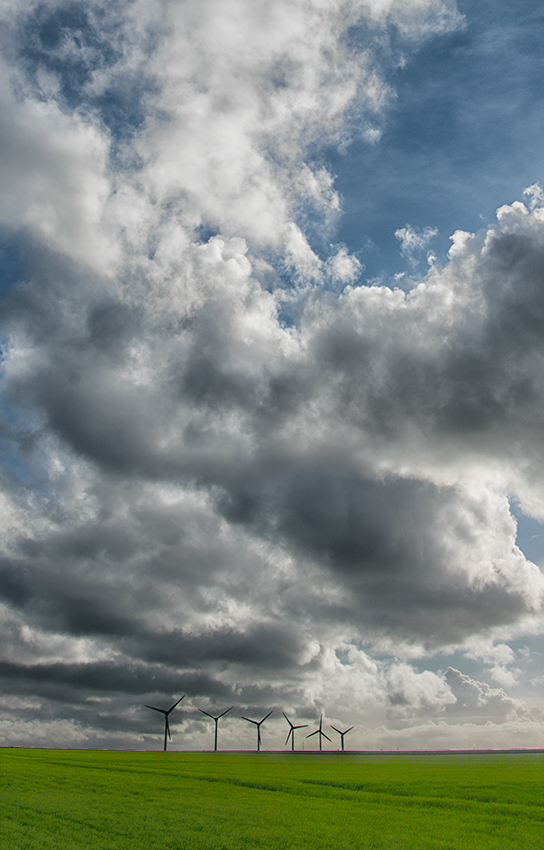 Normandie 05 - 2016_KA79271-1 Kopie.jpg - Viele Windräder sieht man hier oben. Nicht immer geben sie ein solch ansehendes Motiv mit dem schönen Himmel wieder